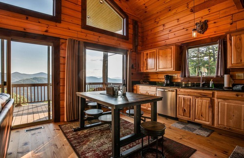 Bryson City Cabin | Blue Bear Cabin Beautiful Mtn views, gated, 2 b/r sleeps 4 Hot tub + loft