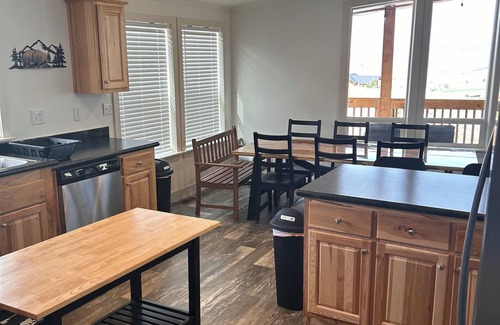 Sweetwater House | Blue Bear Retreat! Sleeps 22+, Ideal Beach Access