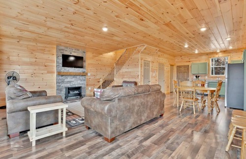 Luray Cabin | Blue Bird, nestled over the Shenandoah River