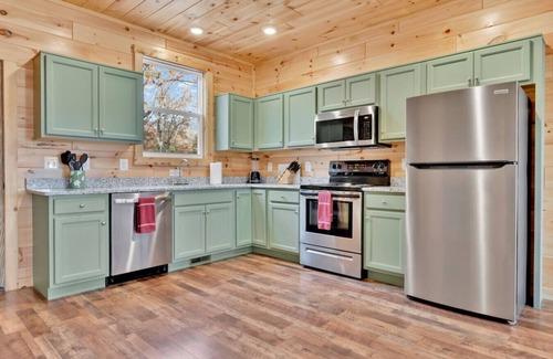 Luray Cabin | Blue Bird, nestled over the Shenandoah River