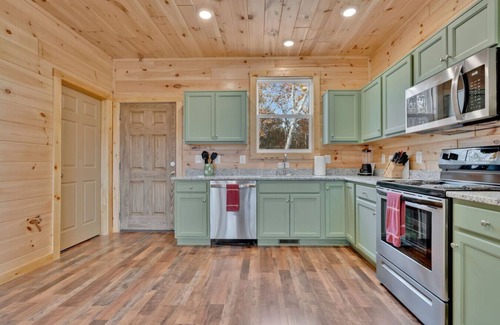 Luray Cabin | Blue Bird, nestled over the Shenandoah River