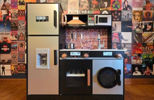 Maryland Heights House | Blue Boho Music and Meme House Four Bedroom Home with Arcade near Westport Plaza