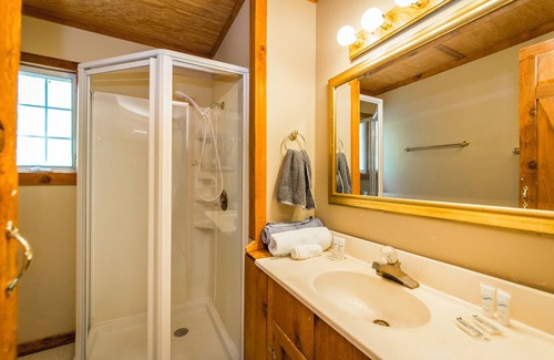 Edgemont Cabin | Blue Clouds Resort Hidden Gem!