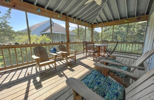 Ocracoke House | Blue Crab: Spacious screened porch, short stroll to the coffee shop.