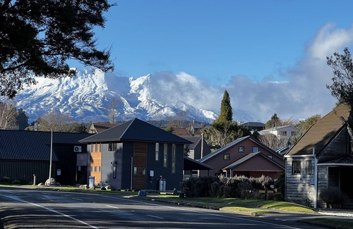 Ohakune Ski Chalet | Blue Door Chalet - Ohakune Bach with spa. Close to town centre.