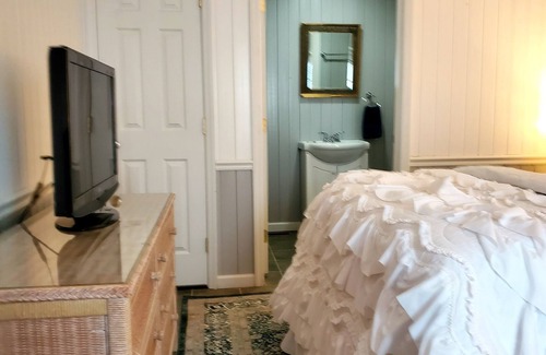 Pikeville Bed & Breakfast | Blue Fields Room in Cascade Inn at Fall Creek Falls
