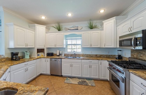 Holmes Beach House | Blue Haven Beach House: 3BR/3BA Pool Home Steps to Beach