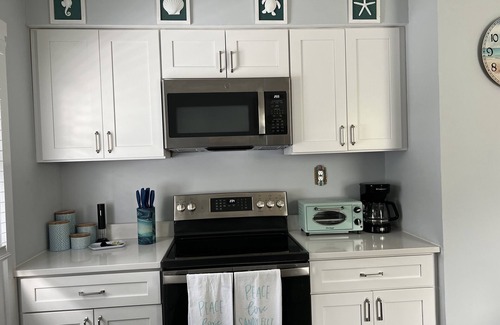 Del Haven Cottage | Blue Haven Cottage, walking distance to the beaches along the Bay. Pet Friendly