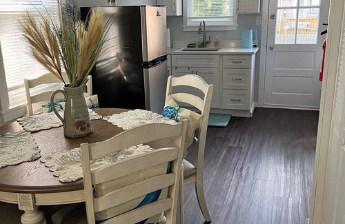 Del Haven Cottage | Blue Haven Cottage, walking distance to the beaches along the Bay. Pet Friendly