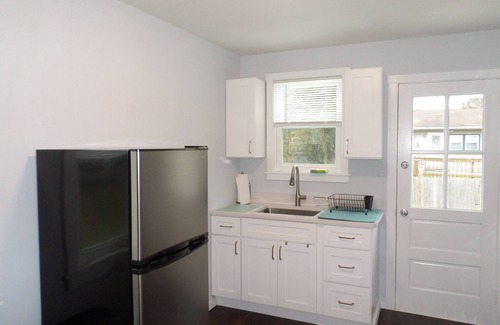 Del Haven Cottage | Blue Haven Cottage, walking distance to the beaches along the Bay. Pet Friendly