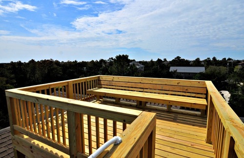 Ocracoke House | Blue Heaven: Secluded, at the end of a quiet lane, lookout deck.