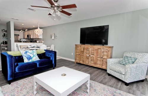 Innerarity Townhomes House | Blue Heaven: Wonderful Waterfront Unit with Kayaks