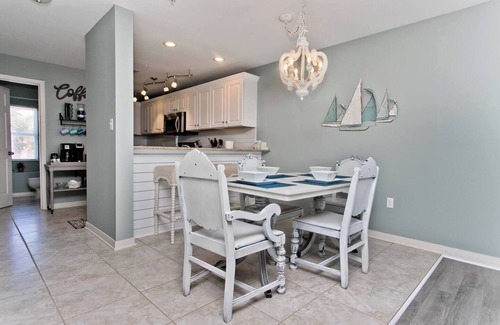 Innerarity Townhomes House | Blue Heaven: Wonderful Waterfront Unit with Kayaks