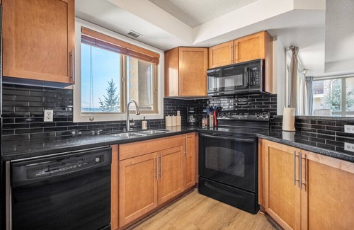 East Kootenay Apartment | Blue Heron Pointe | Lakeview | Pool | Hot Tub |Gym