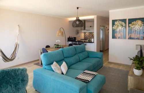 Praia de Santa Cruz Apartment | Blue House in Santa Cruz with Sea View