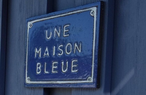 Hetzerath Apartment | Blue house - Une maison bleue - 2-bed vacation apartment shower/WC, up to 4 pers.