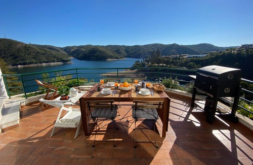 Ferreira do Zezere House | Blue Lake House | Stunning View, Pool, Sauna & Gym