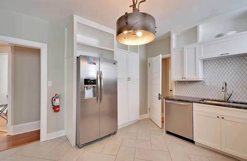 Cannonborough Elliotborough Apartment | Blue Magnolia | Porch-Side Living Steps from King
