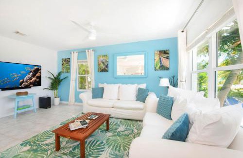 East End House | Blue Moon - A Diver's Paradise in East End Next Door to Ocean Frontiers, Beach Cottage with Upgraded Interiors