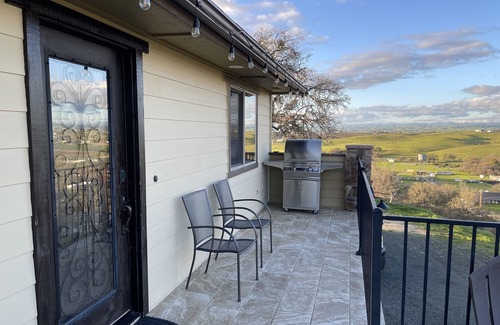 Paso Robles House | Blue Moon Hilltop Getaway: Hot tub/EV charger