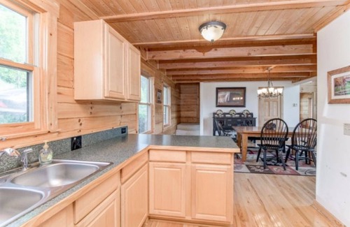 Vilas Cabin | Blue Moon Lodge, Beautiful Views, Hot Tub, Firepit, 15 Mins from Boone