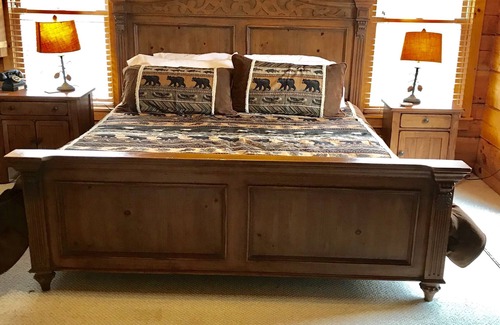 Vilas Cabin | Blue Moon Lodge, Beautiful Views, Hot Tub, Firepit, 15 Mins from Boone