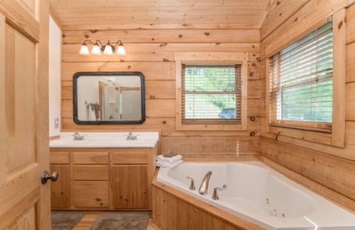 Vilas Cabin | Blue Moon Lodge, Beautiful Views, Hot Tub, Firepit, 15 Mins from Boone