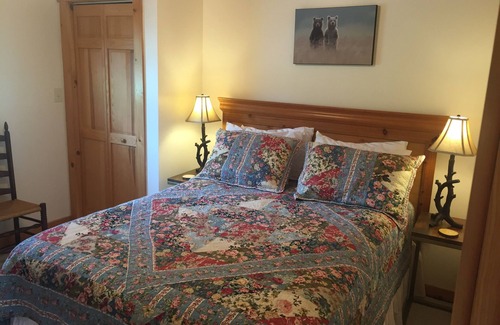Vilas Cabin | Blue Moon Lodge, Beautiful Views, Hot Tub, Firepit, 15 Mins from Boone