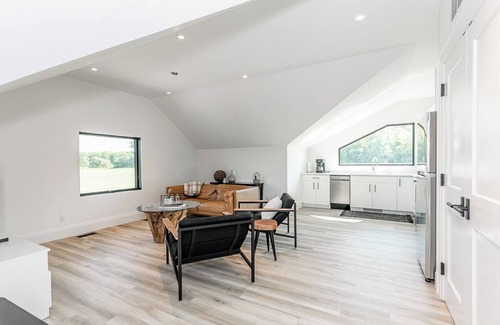 The Blue Mountains Apartment | Blue Mountain Guest House- 7 minutes to Blue Mountain!