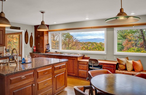 Batesville House | Blue Mountain Haven: 5 BR Hilltop Country Retreat