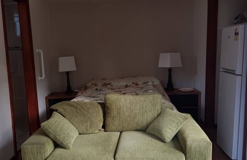 Hazelbrook Apartment | Blue Mountains studio, wild native garden full of birds, week-long stay 30% off