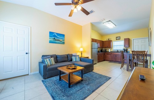 Hollister House | Blue Paradise 101B 1/1