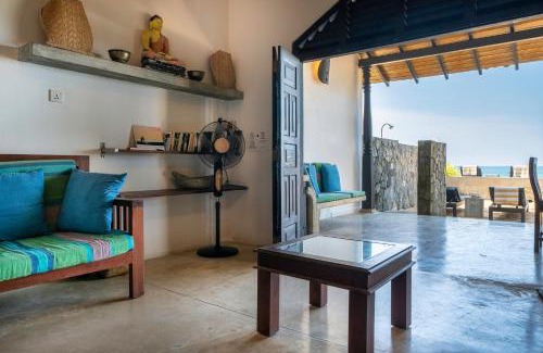 Hikkaduwa Villa | Blue Parrot Beach Villa