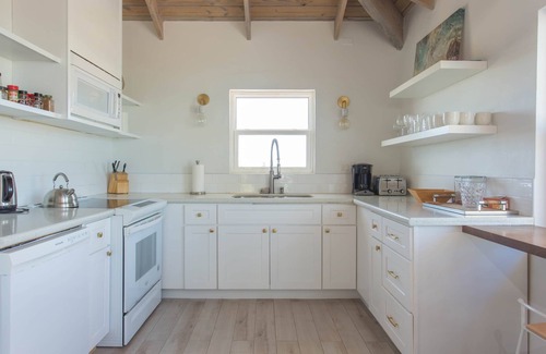 William's Town House | Blue Point Cottage, Blue Point Cottage - cozy home for families & couples - oceanfront w/hot tub!