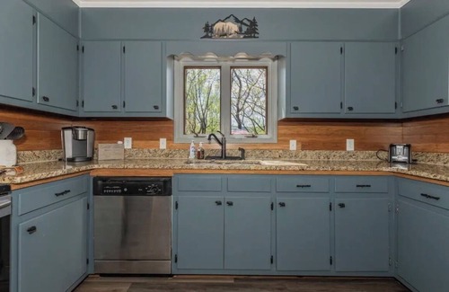 Deep Gap Cabin | Blue Ridge Bear Necessitates Cabin Retreat w/VIEWS!