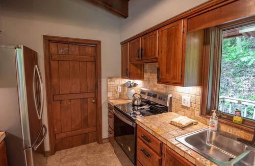 Grassy Creek Cottage | Blue Ridge Mountain Chalet - 13 Acres: Private and Modern!