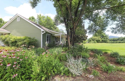 Afton Cottage | Blue Rivers Cottage with Mountain Views
