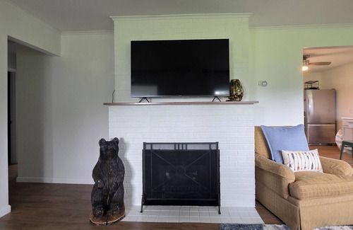 Hope House | Blue's Pad.nA charming and cozy 2-bedroom house on Wixom Lake in Beaverton, MI