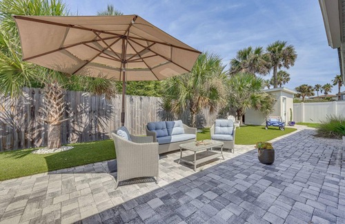 Jacksonville Cottage | Blue Seahorse Beach cottage, Private backyard, free parking, steps from the sand