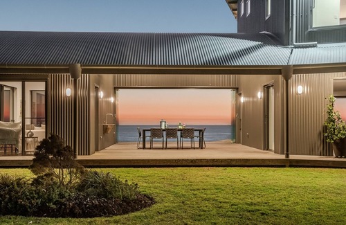 Lennox Head House | Blue Seas encapsulates the essence of breathtaking views