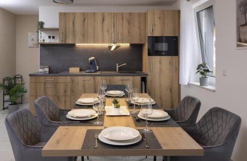 Huzenbach Apartment | Blue Sky Flat, Apartment, 73qm, 4-6 Personen, Neubau Süd-Balkon mit Lounge-Möbeln, Schwarzwald-PLUS inkl 80 Gratis-Attraktionen täglich