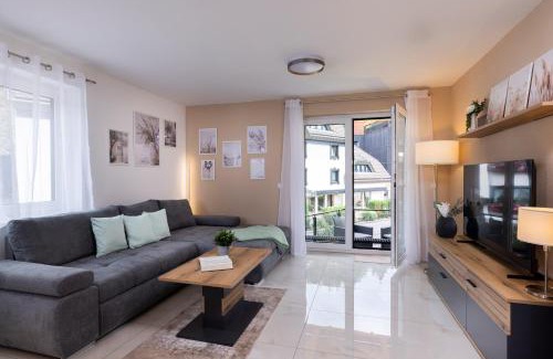 Huzenbach Apartment | Blue Sky Flat, Apartment, 73qm, 4-6 Personen, Neubau Süd-Balkon mit Lounge-Möbeln, Schwarzwald-PLUS inkl 80 Gratis-Attraktionen täglich