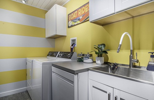 Alden House | BLUE SPRUCE COTTAGE - Modern Lake House w/shared Frontage on Thayer Lake