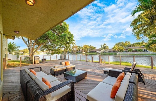 Davie House | Blue Stone Lake home by PMI