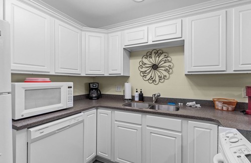 Long Beach Condo | Blue Wolf Retreat! One Block to Beach! Pool, Pets, and Walk to groceries & more!