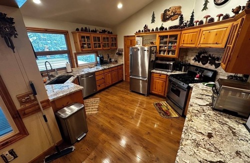 Winter Park Cabin | BLUEBEARY PINES-PERFECT ESCAPE-PRIVATE HOT TUB/3br/2.5ba/WALK TO SKI SHUTTLES!