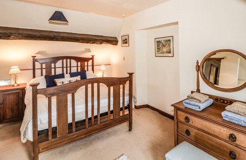 Little Cowarne Cottage | BLUEBELL COTTAGE FARM STAY, romantic, with a garden in Leominster