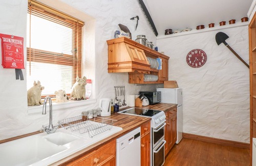 Milford Haven Cottage | BLUEBELL COTTAGE, pet friendly, with a garden in Rosemarket