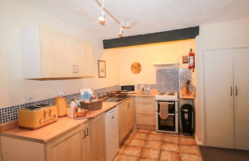 Paignton Cottage | BLUEBELL COTTAGE, pet friendly, with pool in Marldon