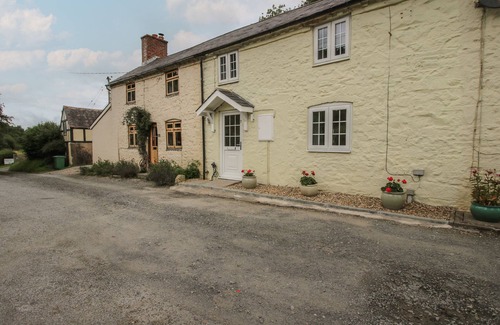 Shelve Cottage | BLUEBELL'S COTTAGE, family friendly, with open fire in Minsterley